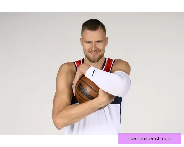 勇士伤兵潮波尔津吉斯罚球时替补席仅剩两人七人缺阵成焦点 勇士伤兵潮波尔津吉斯罚球时替补席仅剩两人七人缺阵成焦点